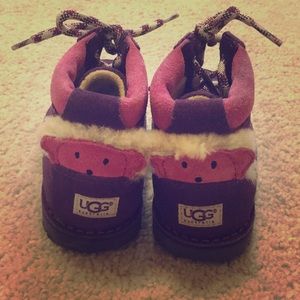 Adorable toddler size 9 teddy bear UGG boots